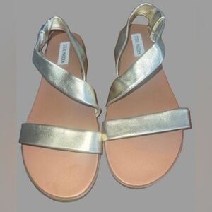 NWOT, Steve Madden, metallic gold leather “Dessie” crossover strap sandals
